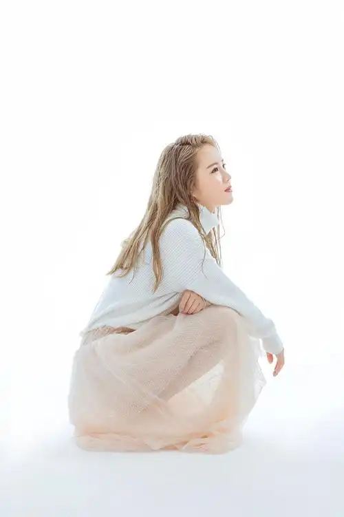 新晋r&b女歌手宇西新单上线 开启音乐《盛宴》