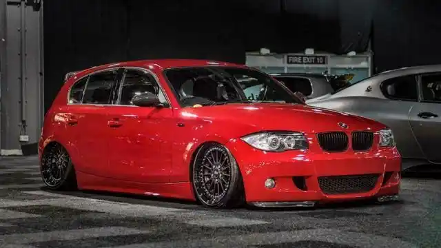 改装"全定制碳纤维套件"红色宝马120i,极为显眼的钢炮姿态!