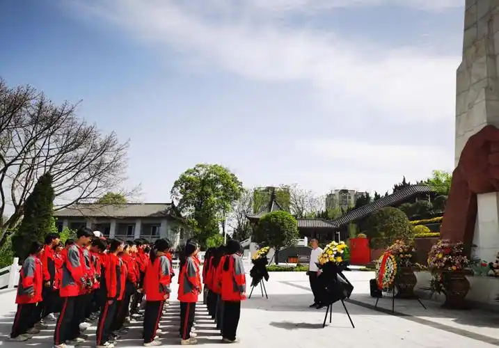缅怀祭奠继承正清明动心忍性铸魂齐奋进遂宁市西眉中学开展我们的节日