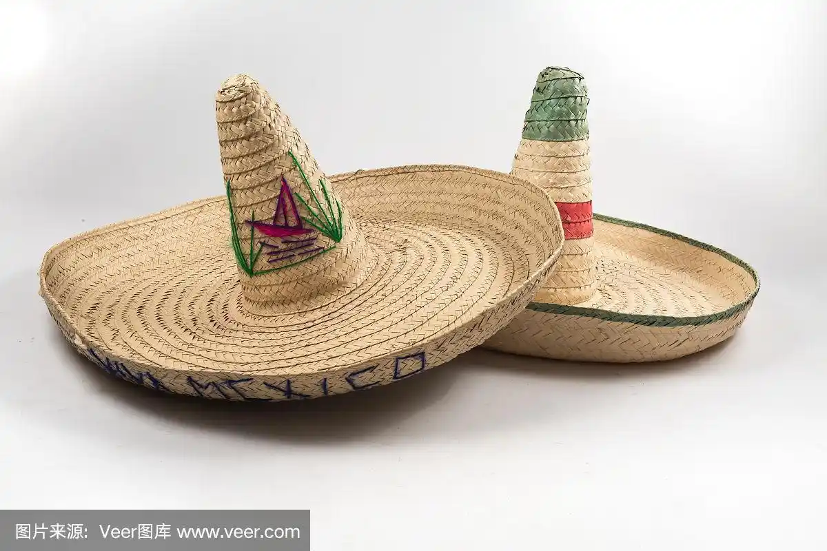 两顶墨西哥草帽在白色背景上孤立