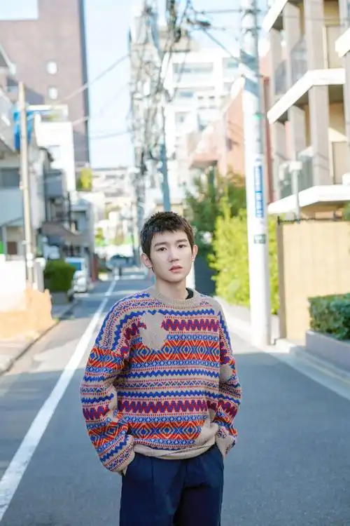 王源初冬街拍曝光 温暖演绎治愈系少年