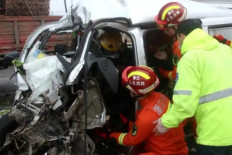 金华一女司机逆行,直接撞上大货车…监控曝光!_事故