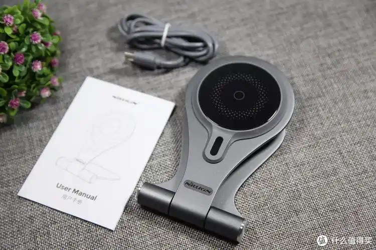 可以放在桌面上,随用随充,也可以当做一个桌面手机支架,角度任意调节