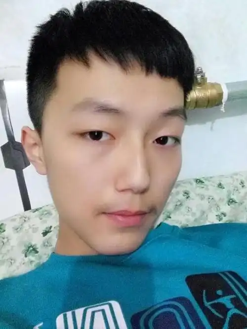 我是男生,今年17岁,身高182cm,体重116斤,皮肤较白.