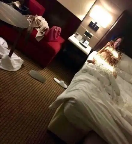 传闻就五花八门了起来,还有一组疑似王宝强前妻马蓉被捉奸在床的照片