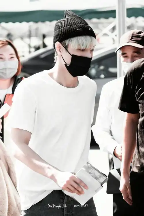 张艺兴白发毛线帽机场饭拍