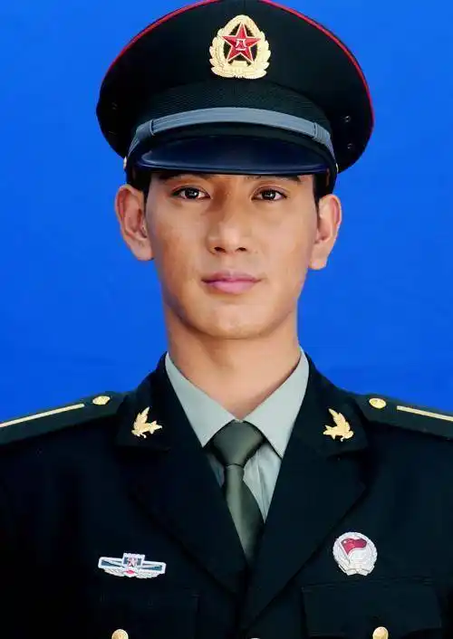 原创48位男明星军装照肖战王一博龚俊帅气鹿晗千玺陈晓沙溢意外他才是