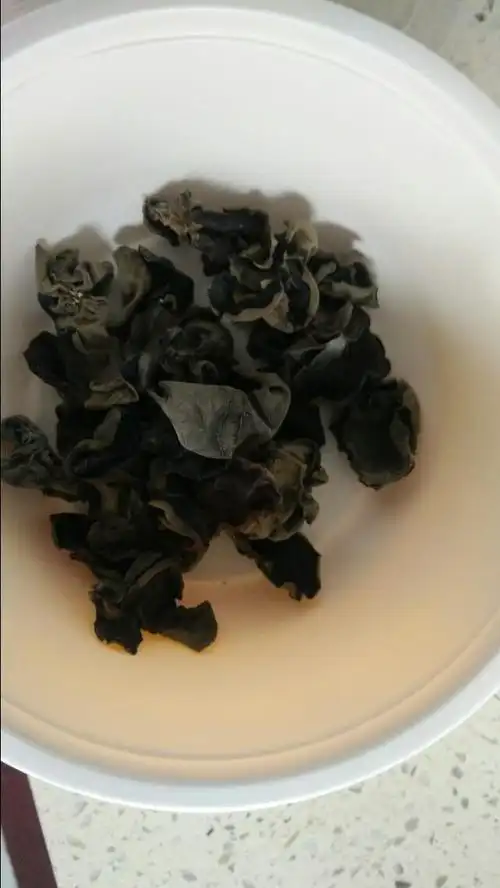 泡发木耳,不要直接加水,教你一个快速泡发的方法,木耳又大又软