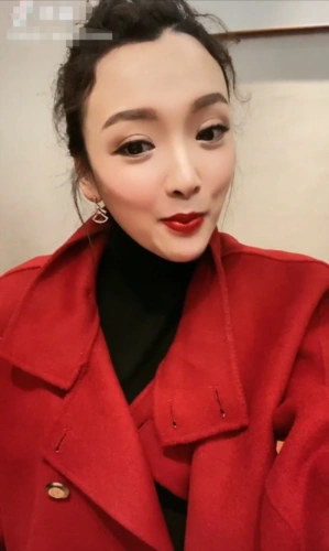 乡爱王香秀近照模样大变认不出?下巴超尖显脸僵,嘴巴神似金晨