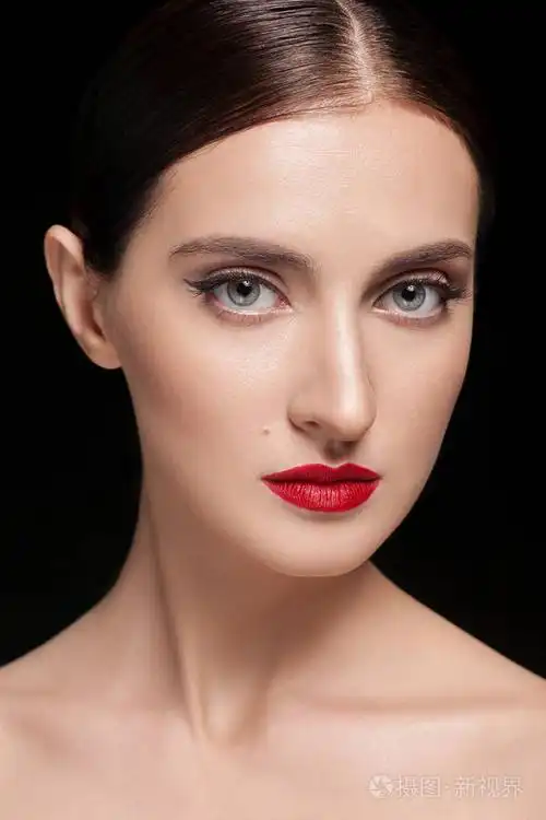 漂亮的模特的女孩化妆.闭着眼睛的华丽女士.完美的肌肤