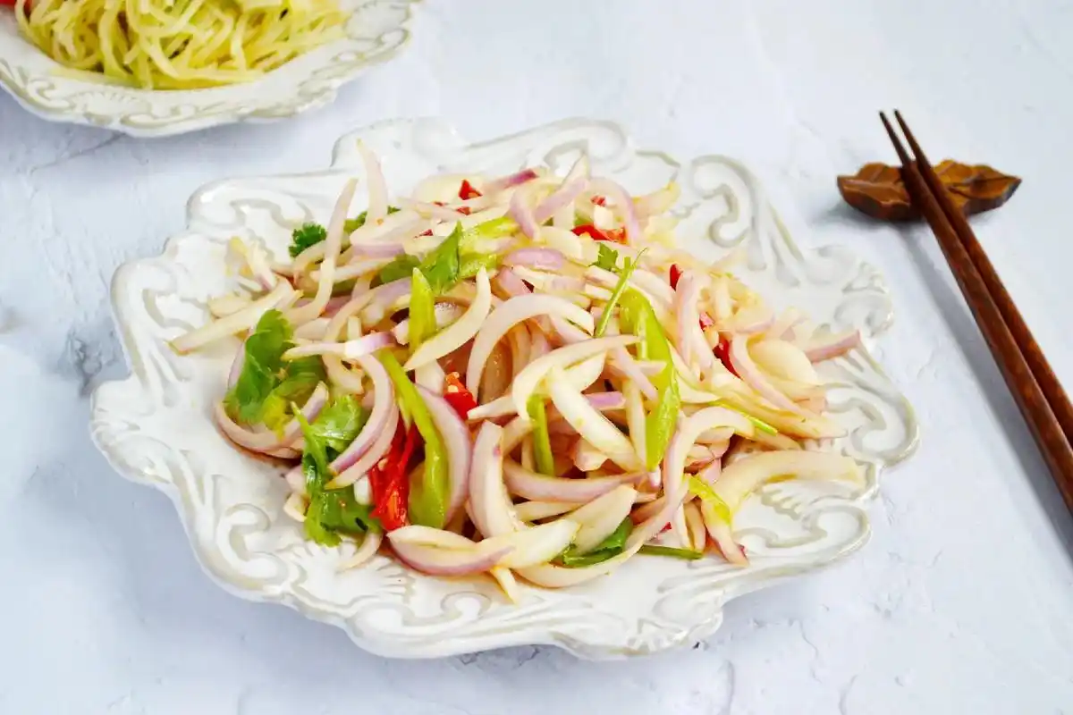 凉拌洋葱竟然不辣?我有妙招!凉拌洋葱不辣心的做法来了酸甜可 - 抖音