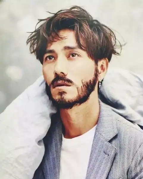 男人拿胡子蹭女人的下巴男人怎么留胡子好看