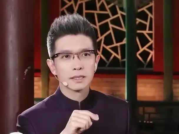 回顾"央视梗王"朱广权:年轻时是帅小伙,今44岁白了头都没结婚