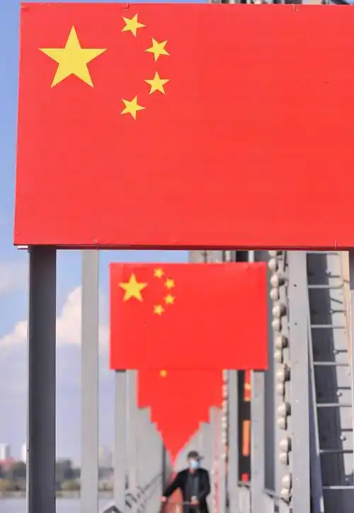 网红铁路桥上挂起近千面五星红旗快来打卡吧