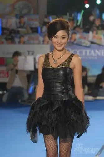 图文:黄湘婷着黑色紧身小礼服 裙摆嵌蕾丝花边