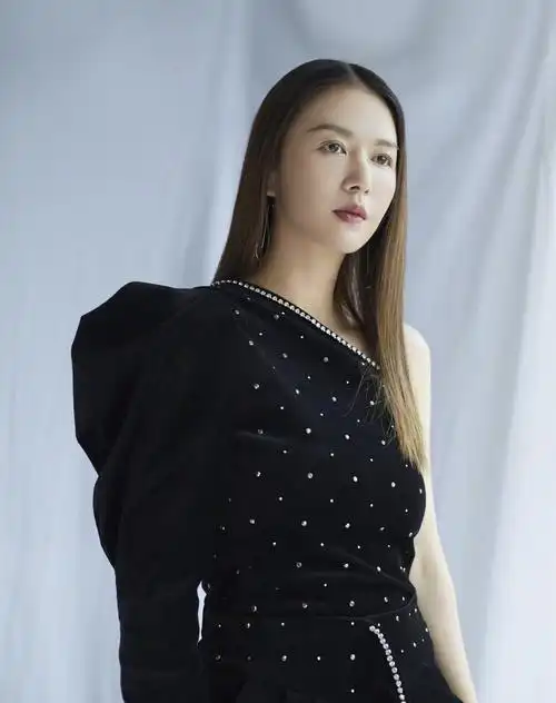 谭维维登台为祖国献唱身穿一袭露肩丝绒连体衣气场炸裂似女王