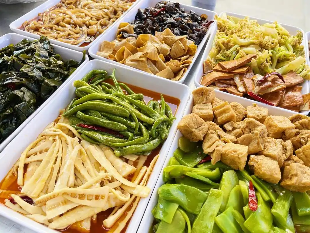 现捞素菜 清水第一家热卤现捞 每天4:40准时出锅 5点在清水镇周大亨