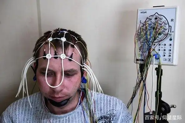脑电波:脑电图仪上的病人.