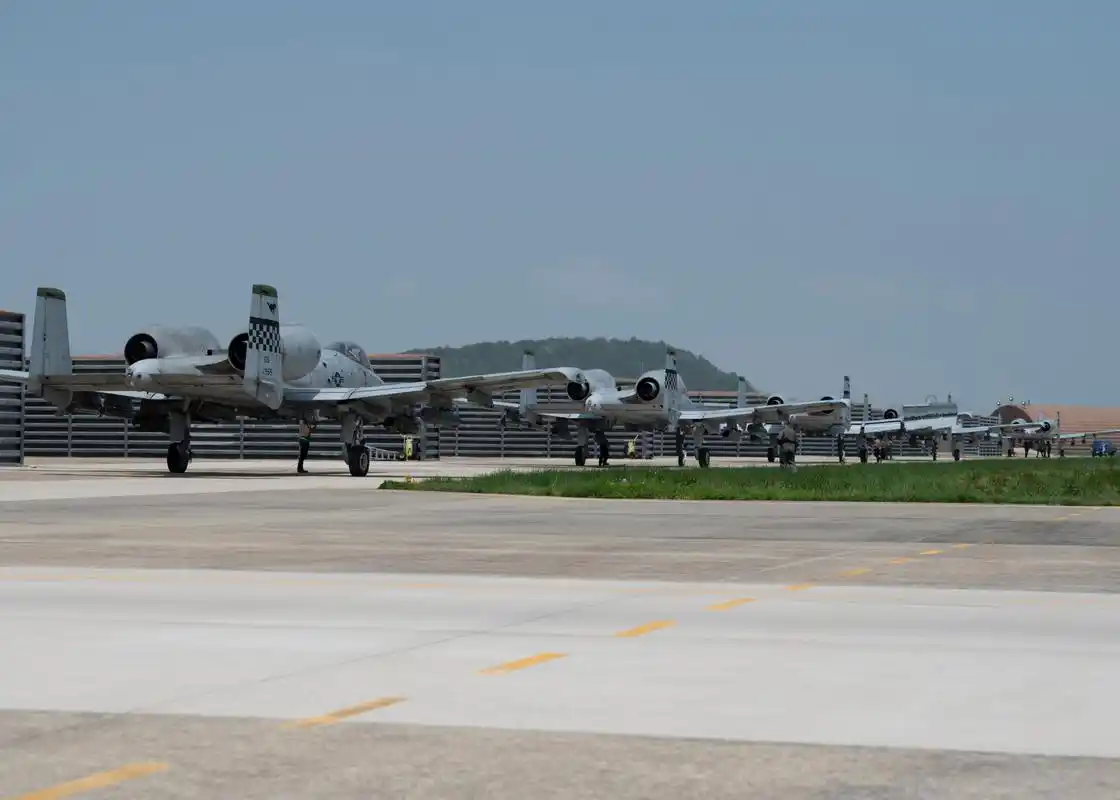 空军基地第25战斗机中队的四架美国空军a-10c雷电ii飞机在机场滑行,以