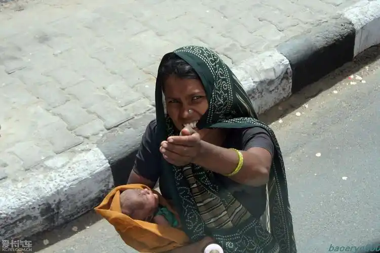 一个乞讨的妇女