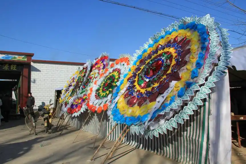 河北任丘农村葬礼中的古老与时尚