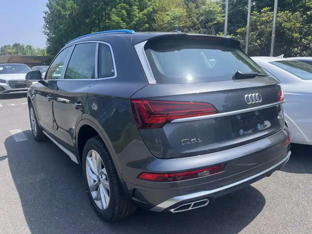 奥迪q5l 40t 豪华动感  天云灰 指导价417600  ,这个颜色也很赞.