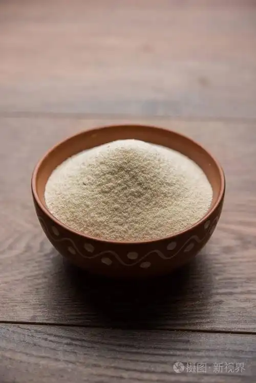 原粉面粉或 rava 粉是硬质小麦的粗,纯化小麦麦麸.