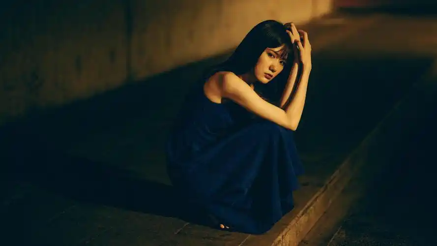 失恋非常难过的伤感女孩