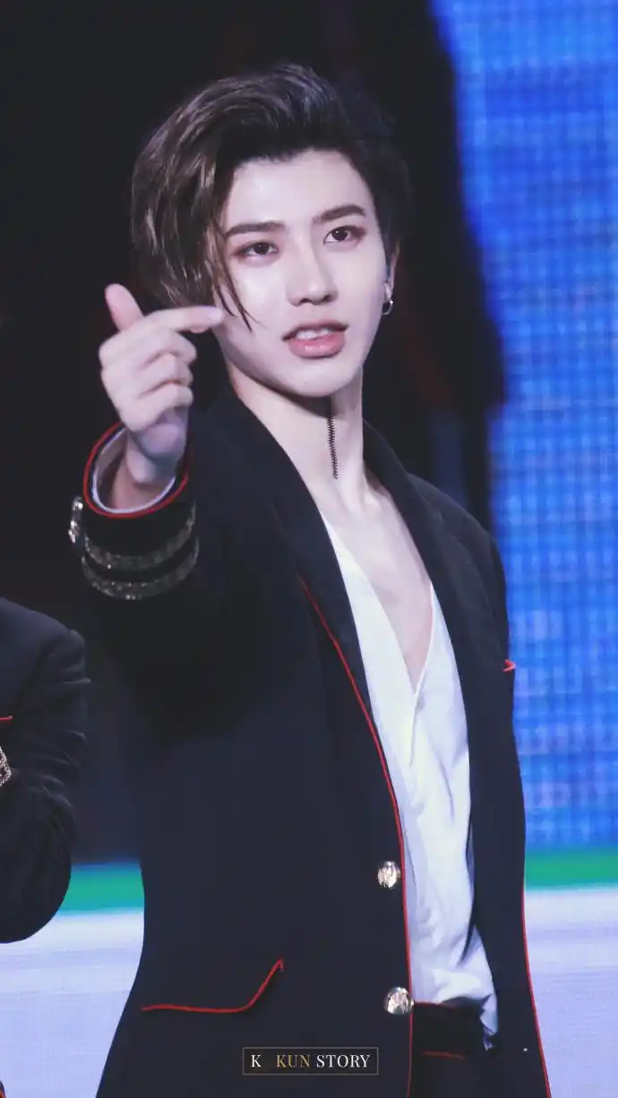 蔡徐坤用手比心真的好可爱,嘴唇看起来有点干,记得多喝水!