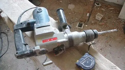 给大家看个传说中用来开槽的电钻2011-04-26 20:02楼主:xufy12023131