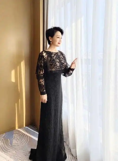 王姬穿蕾丝礼服出席活动,优雅从容,风韵犹存