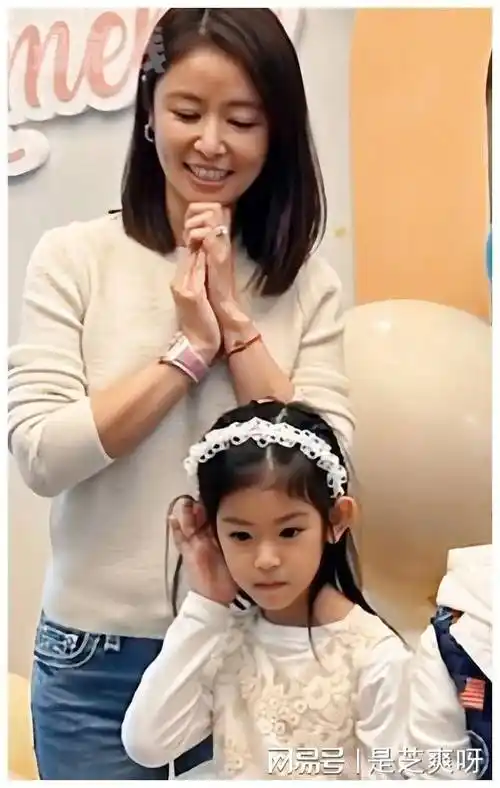 林心如晒女儿正脸照五官与霍建华一模一样有明星范儿可以出道