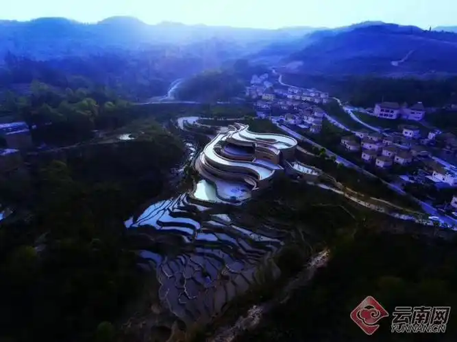 红河哈尼梯田位于云南省哀牢山南部,连绵不断的层层梯田从山脚延伸至