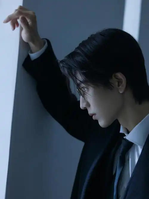 张凌赫这几张照片拍的太有感觉了,有种霸道总裁的既视感