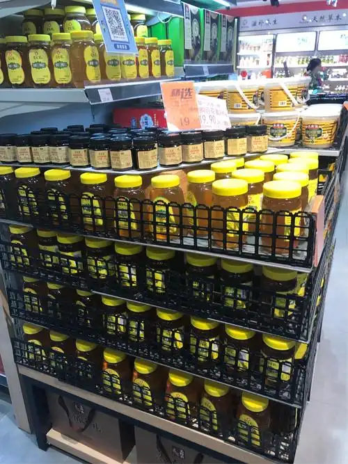 爆款啤酒堆码陈列,箱价未标示,已通知主管补价签.