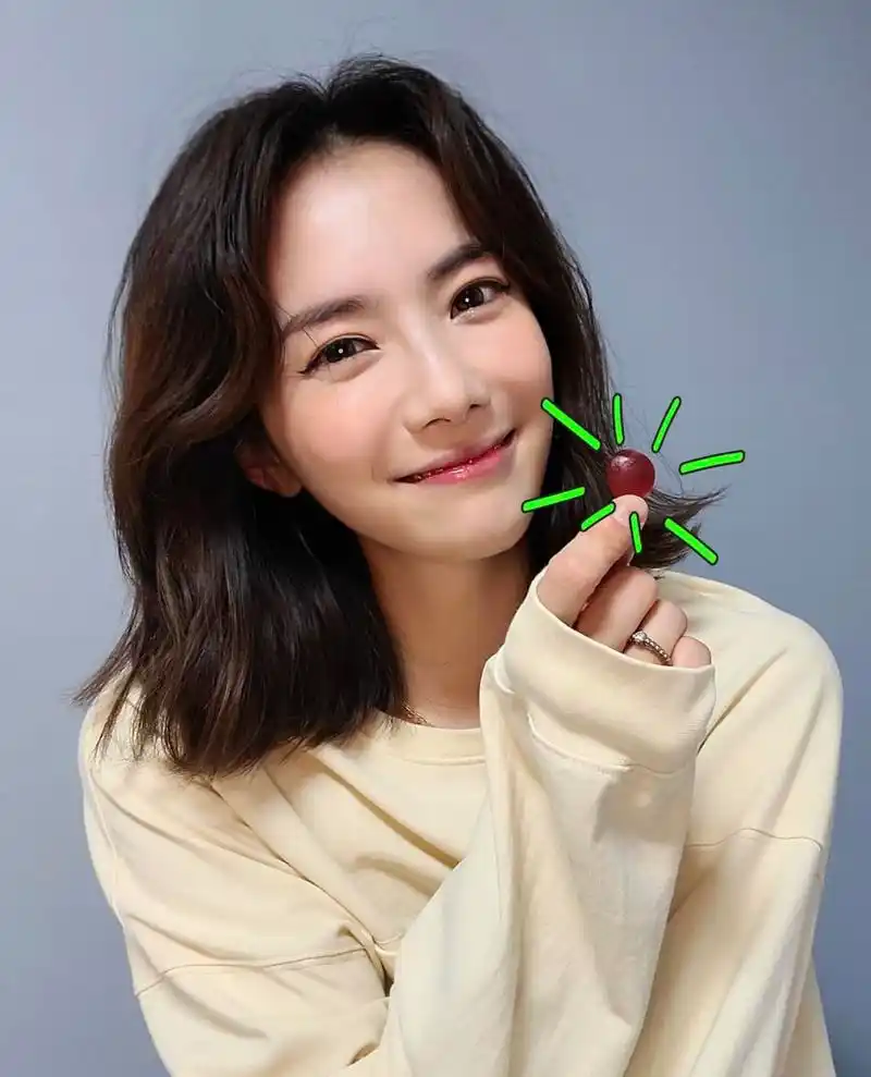 韩国女星刘荷娜 晒躺在公公腿上的监控照引发争议