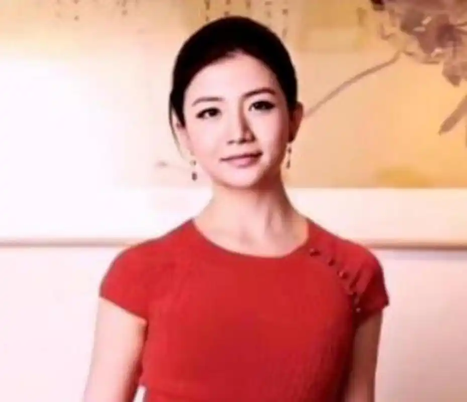 1980年出生的李颖,小时候在梅州生活过几年,随后因为父母前往深圳