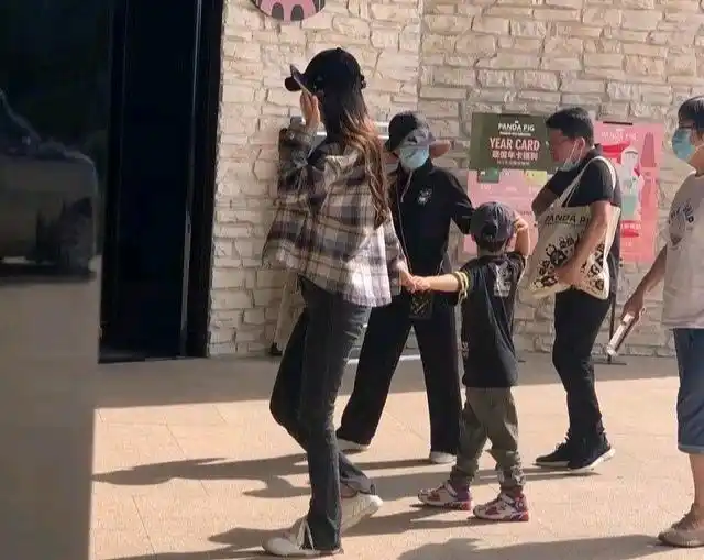 angelababy带儿子小海绵逛游乐园懒理前夫黄晓明绯闻母子互动幸福