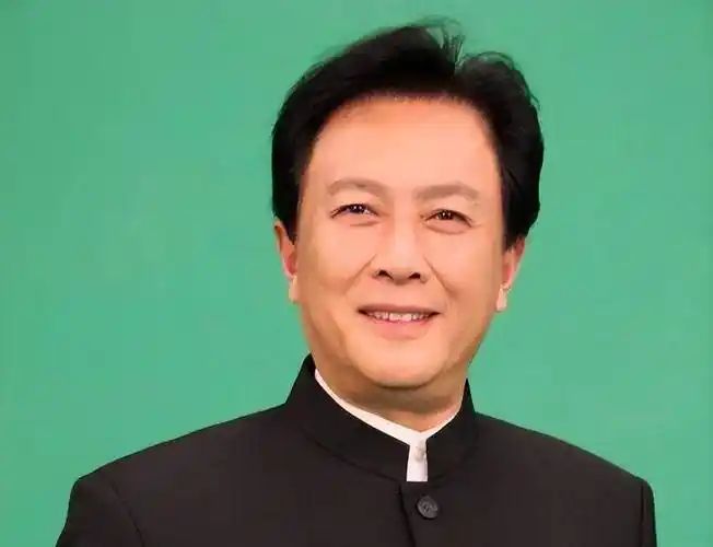 在当初《亮剑》筹拍的时候,导演首先找到的李云龙饰演者是唐国强老师