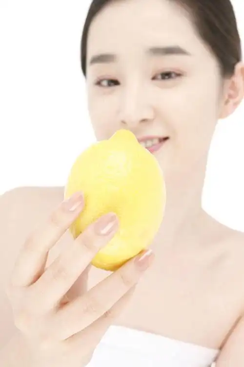 美女拿着的柠檬特写图片