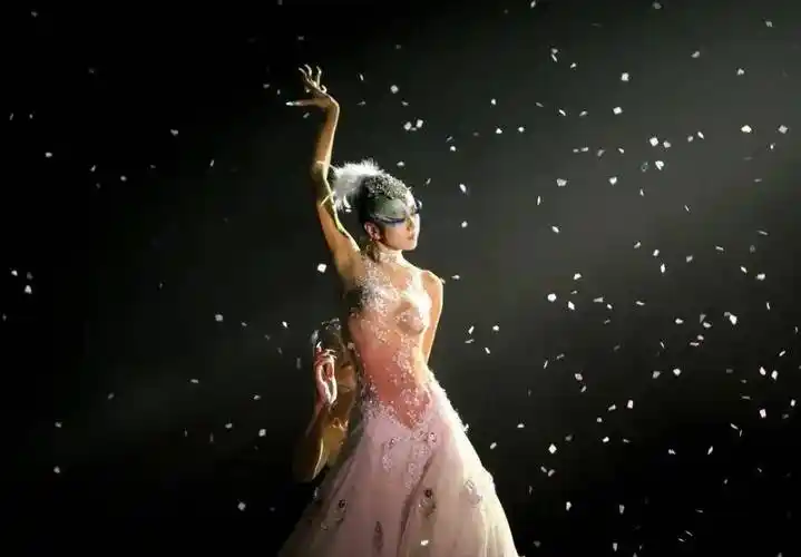 名字起得也很符合她的气质,一所太阳宫,一所月亮宫