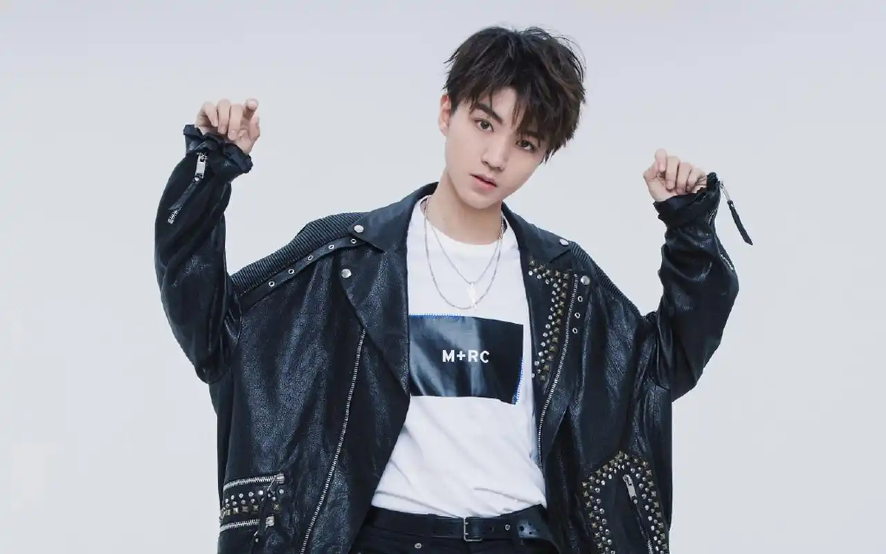 王俊凯最新时尚壁纸_清爽干净的少年