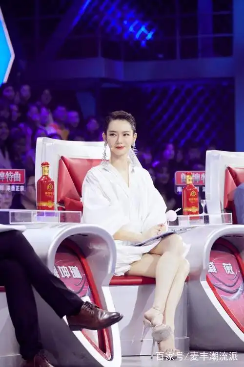 戚薇裙子真短坐下来只能盖住大腿,配12厘米细高跟,美到骨子里