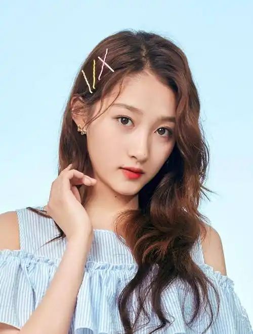 关晓彤后台访谈照,除了黑就是勒的赘肉,多年的少女形象都毁了_舞台