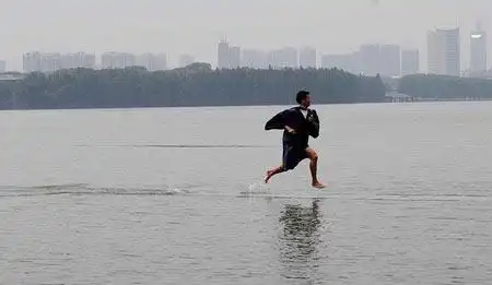 一身着学士服的学生,来到武汉东湖凌波门上演"凌波微步"