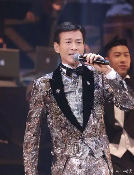 周润发曾当众向郑少秋下跪,得知真实原因后:跪十次都不为过!