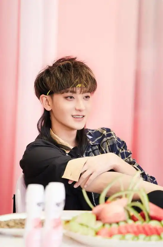 黄子韬日系狼尾长发造型 创造营化身"欢乐制造机"