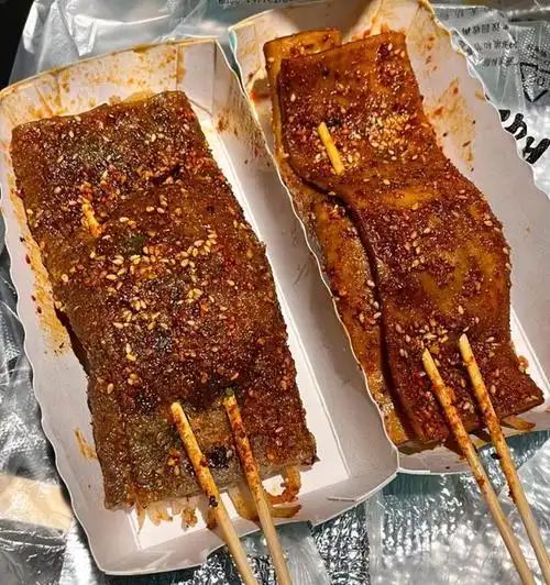 夜市爆火的烤苕皮烤豆干软糯q弹让人无法拒绝的美味