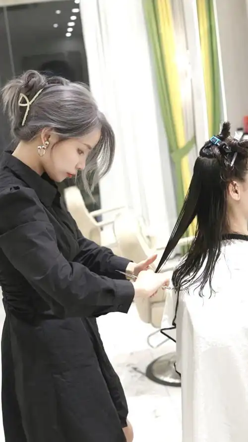 女发型师的工作日常
