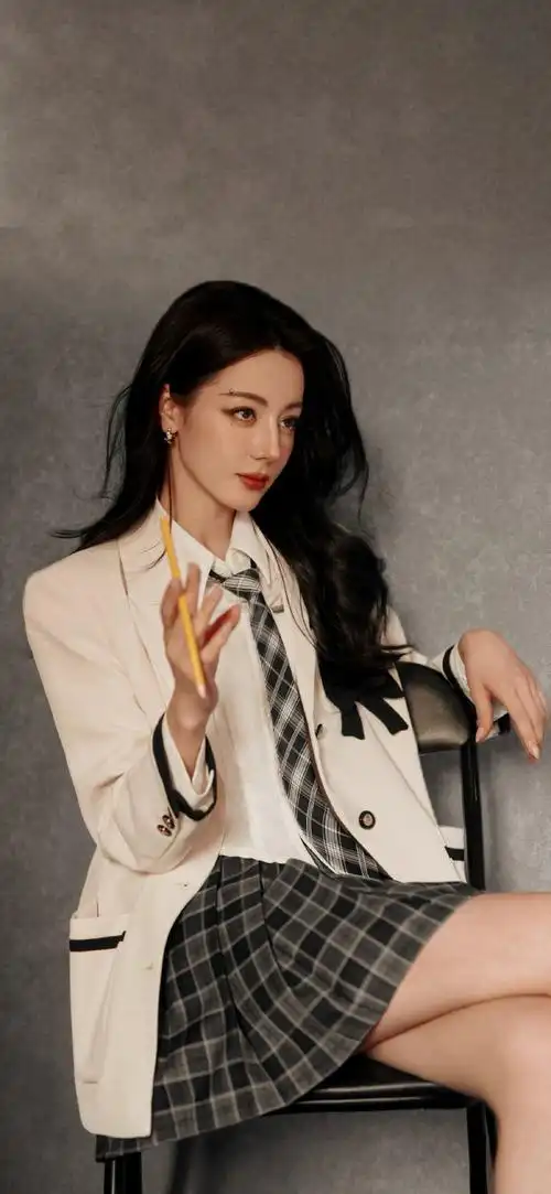 迪丽热巴美式证件照